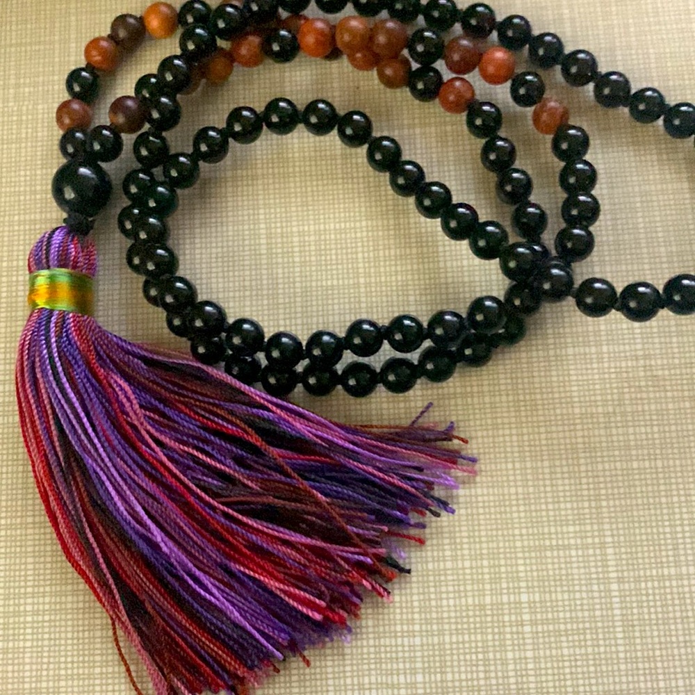New BEAUTIFUL Natural Black Agate Sandalwood. beads Chakra Necklace